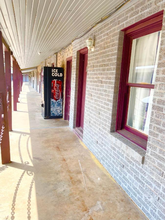 Bradbury Motel 2*